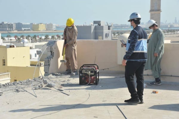 بلدية المحرق تنفذ حكماً قضائياً بإزالة البناء المخالف من عقار في منطقة قلالي