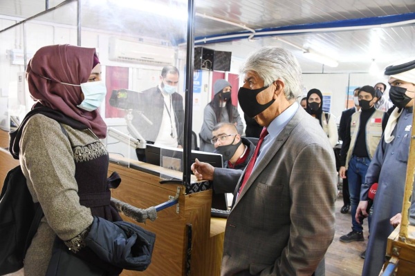 وفد &laquo;الملكية&raquo; يتفقد توزيع المساعدات البحرينية ومجمع البحرين العلمي في مخيم الزعتري