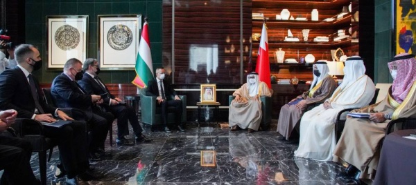 وزير الخارجية يعقد اجتماعًا مع نظيره في المجر