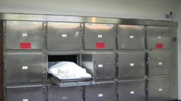 ذهب إلى المشرحة ليودع جثة زوجته.. فصدمته المفاجأة المدوية