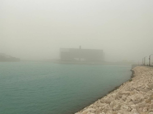 بالصور .. موجة غبار تجتاج أجواء البحرين