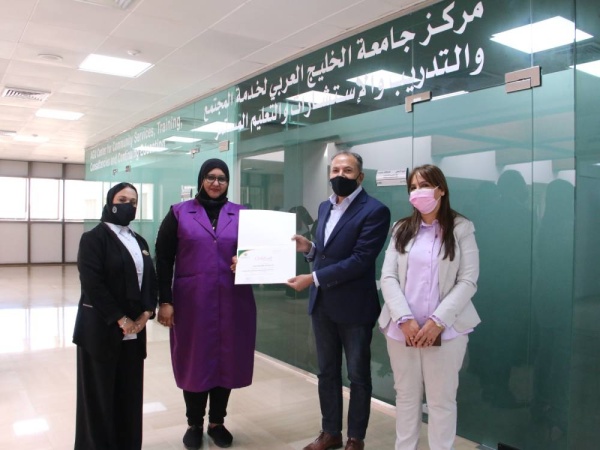 عميد الدراسات العليا يسلم الشهادات للمشاركات في ورشة "التشخيص المبكر لصعوبات التعليم بواسطة نموذج الاستجابة للتدخل"