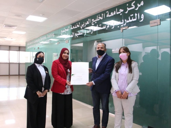 عميد الدراسات العليا يسلم الشهادات للمشاركات في ورشة "التشخيص المبكر لصعوبات التعليم بواسطة نموذج الاستجابة للتدخل"