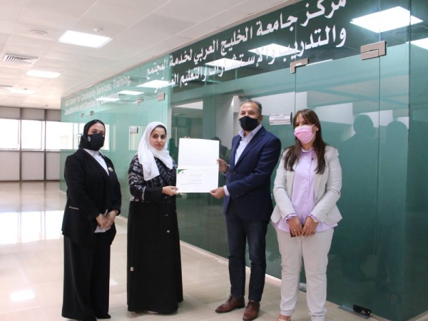 عميد الدراسات العليا يسلم الشهادات للمشاركات في ورشة "التشخيص المبكر لصعوبات التعليم بواسطة نموذج الاستجابة للتدخل"