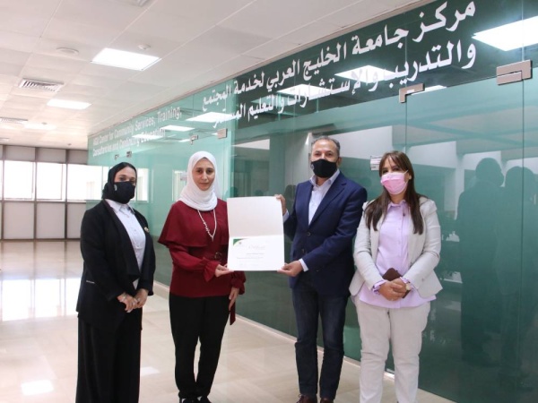 عميد الدراسات العليا يسلم الشهادات للمشاركات في ورشة "التشخيص المبكر لصعوبات التعليم بواسطة نموذج الاستجابة للتدخل"