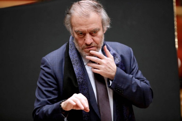 كبير قائدي الأوركسترا الروسي يرفض الضغوط الفرنسية.. غادر منصبه ورفض إدانة العملية العسكرية في أوكرانيا