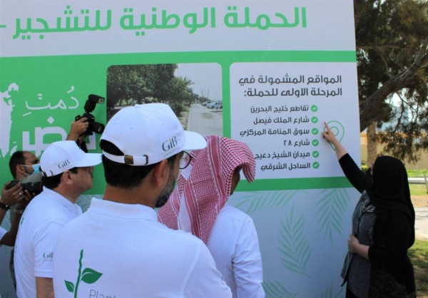 غرس 180 شجرة في الساحل الشرقي لكورنيش الفاتح بدعم من بنك الخليج الدولي