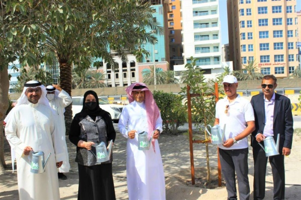 غرس 180 شجرة في الساحل الشرقي لكورنيش الفاتح بدعم من بنك الخليج الدولي