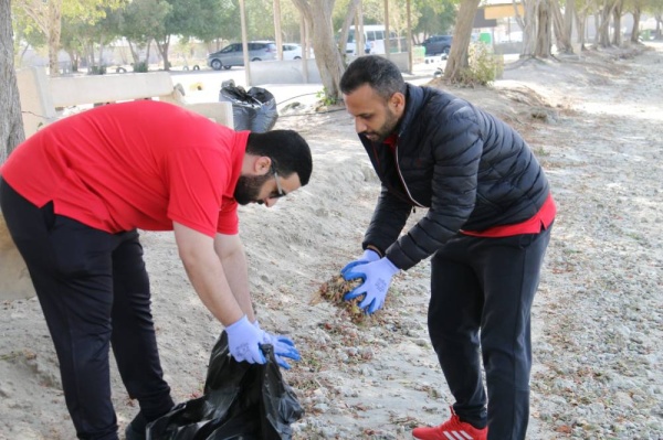 دلمون للدواجن تنظم حملة لتنظيف ساحل دمستان