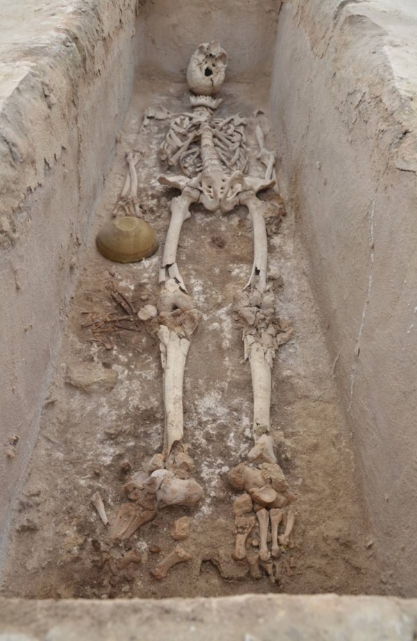 قبر طفل رضيع مدفون مع دميته ومجموعة من اللالئ والخرز في موقع أبوصيبع الأثري