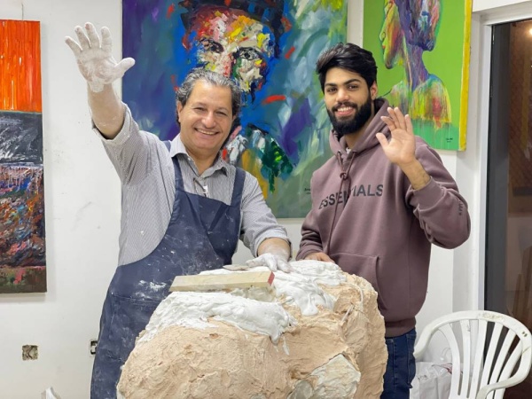 الفن المعاصر تستضيف بروفيسور النحت العالمي أسامة السروي.