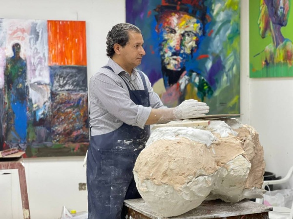 الفن المعاصر تستضيف بروفيسور النحت العالمي أسامة السروي.