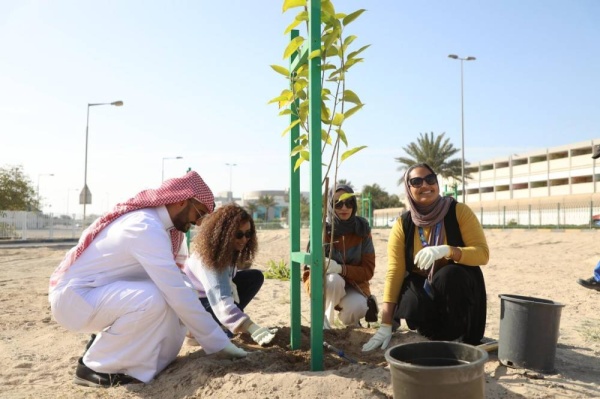 "زين" تدعم الحملة الوطنية للتشجير وتغرس 100 شجرة في شارع أبوظبي بالجنوبية