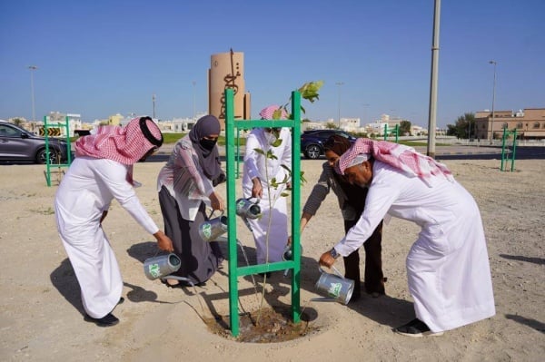 "زين" تدعم الحملة الوطنية للتشجير وتغرس 100 شجرة في شارع أبوظبي بالجنوبية