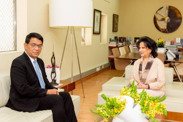 مي بنت محمد تستعرض مساحات التبادل الثقافي والحضاري مع السفير الأندونيسي