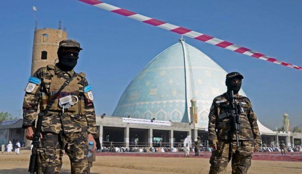 صلاة أمام السلاح.. أول عيد فطر للأفغان تحت حكم حركة &laquo;طالبان&raquo;