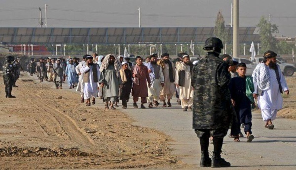 صلاة أمام السلاح.. أول عيد فطر للأفغان تحت حكم حركة &laquo;طالبان&raquo;