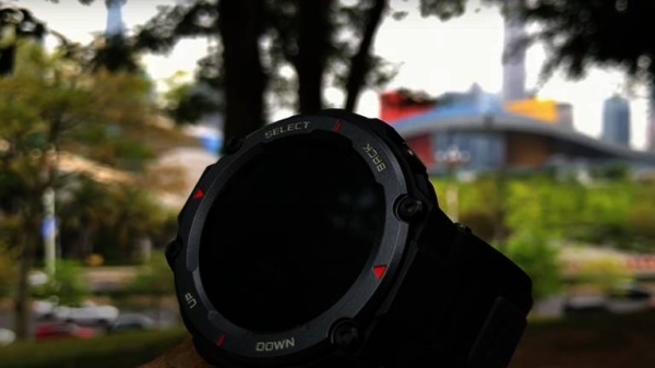 ساعة ذكية بمواصفات خاصة لمحبي التجوال والمغامرات في الطبيعة