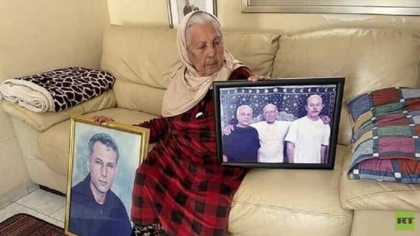 انتظرته 40 عاما لكن الموت خطفها قبل لقائه بأشهر.. وفاة والدة عميد الأسرى الفلسطينيين