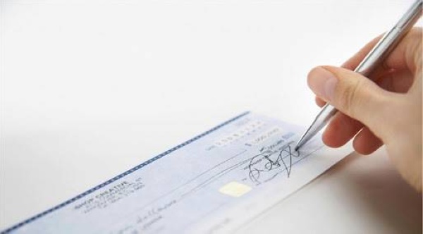 امرأة خليجية توقع شيكا على بياض لإثبات ثقتها في زوجها