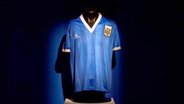 بعد مارادونا 86.. قميص جديد عمره 25 عاماً للبيع بملايين