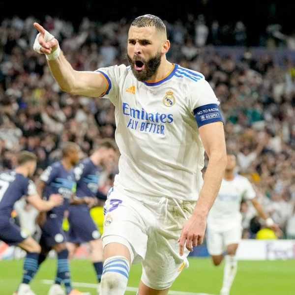 فينجر يكشف.. سر توهج بنزيما بعد الـ30