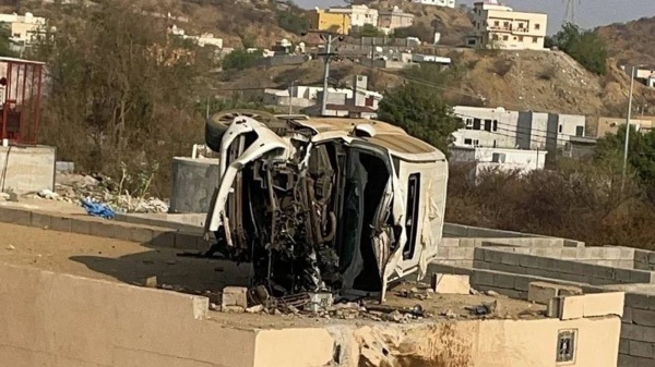 حادث مروري عجيب.. سيارة تعتلي سطح منزل