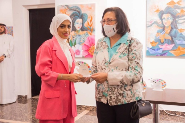 الفنانة التشكيلية لولوه شويطر تبدع في إبراز دور وجمال المرأة البحرينية