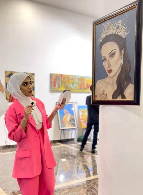 الفنانة التشكيلية لولوه شويطر تبدع في إبراز دور وجمال المرأة البحرينية