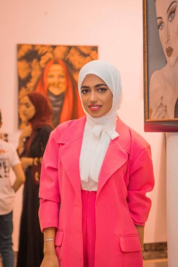 الفنانة التشكيلية لولوه شويطر تبدع في إبراز دور وجمال المرأة البحرينية