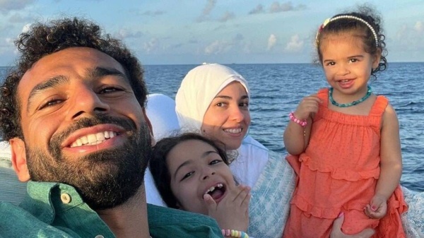 العائلة تبقى كل شيء.. محمد صلاح ينشر صورا رفقة زوجته وابنتيه