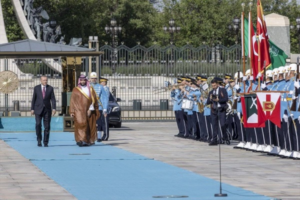 الأمير محمد بن سلمان يكسر بروتوكول «مرحبا عسكر»