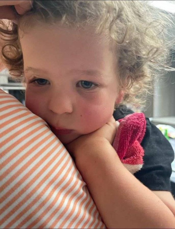 ضاع وسط المارة.. طفل شيكاغو تيتّم بلحظة وخطف قلوب الملايين