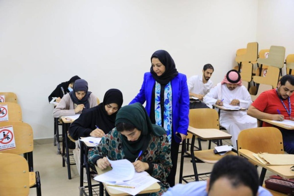 الراغبون في الالتحاق بالدراسات العليا بجامعة البحرين يجرون امتحانات اللغة الإنجليزية ومقابلات القبول