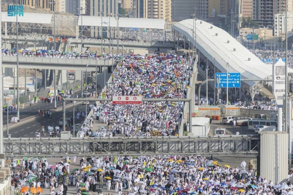 حجاج بيت الله الحرام يرمون جمرة العقبة وسط انسيابية في التنقل