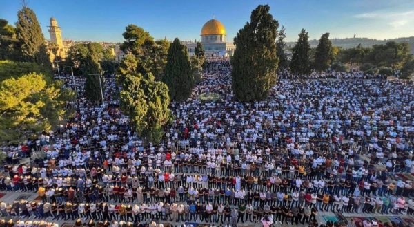 عشرات الآلاف من الفلسطينيين يؤدون صلاة العيد بالمسجد الأقصى