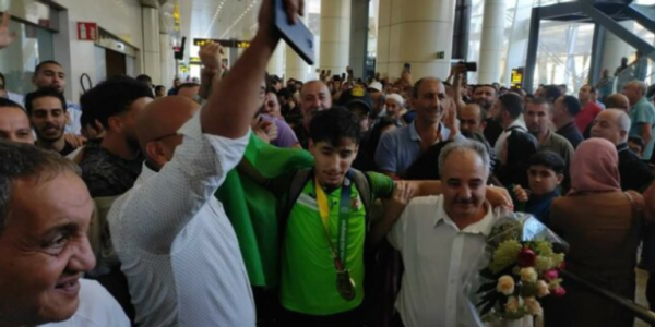 بعد ذهبية العالم.. المصارع الجزائري أنيس حلاسة يلقى استقبالاً تاريخياً