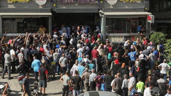 بسبب التهريب وجشع التجار.. طوابير طويلة أمام الأفران بلبنان