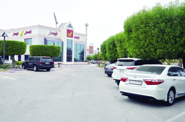 دعوات لتخفيض رسوم مواقف السيارات بالمطار لدعم السياحة