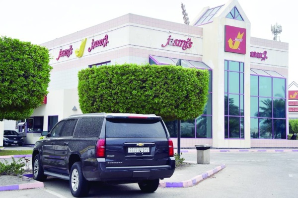 دعوات لتخفيض رسوم مواقف السيارات بالمطار لدعم السياحة