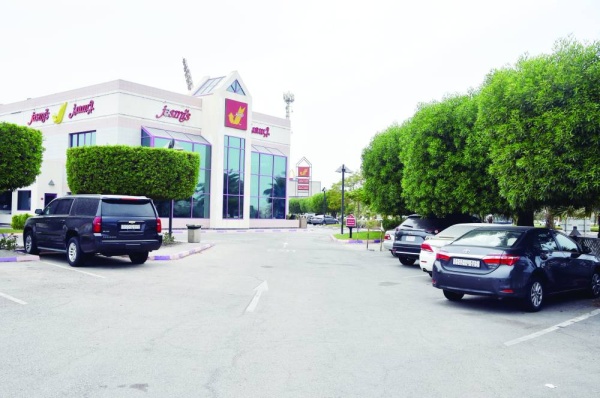 دعوات لتخفيض رسوم مواقف السيارات بالمطار لدعم السياحة