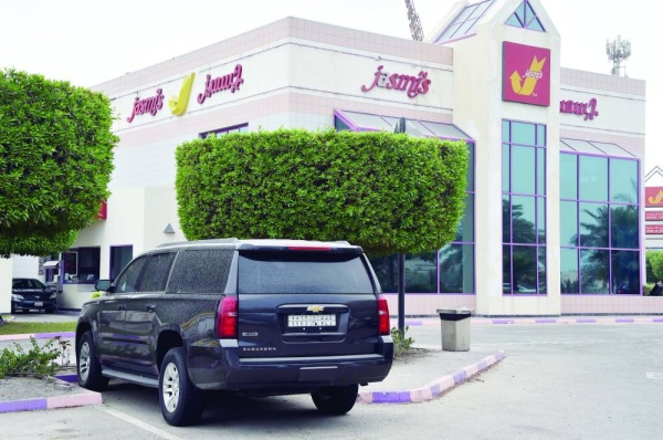 دعوات لتخفيض رسوم مواقف السيارات بالمطار لدعم السياحة