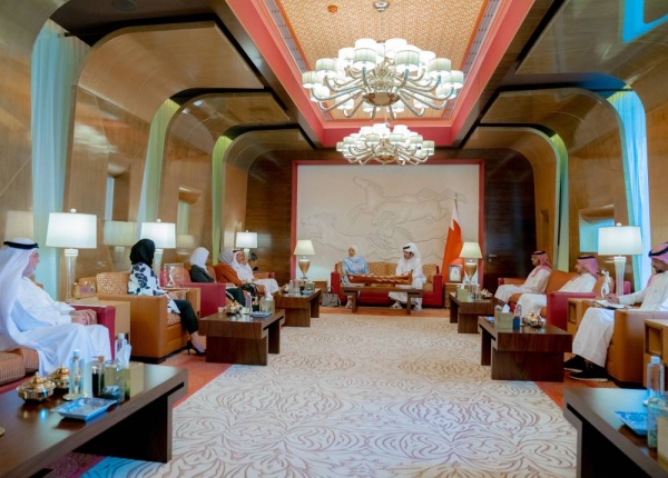 خالد بن حمد يوجه لإعداد خطة عمل لزيادة المبادرات الشبابية في جامعة البحرين