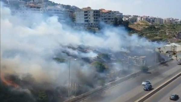 لبنان..اندلاع حريق كبير على أوتوستراد خلدة (فيديو)