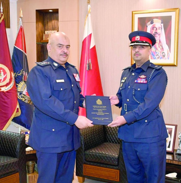 رئيس الأمن العام يستقبل أحد منتسبي وزارة الداخلية لاجتيازه دورة الأركان البحرية في باكستان