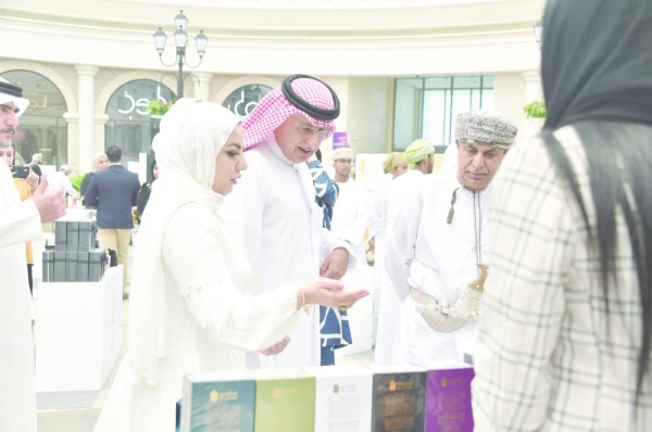 افتتاح المعرض البحريني العماني الأول للعطور