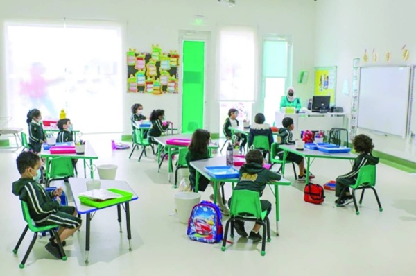 طبيبة تنصح بالمحافظة على استقامة العمود الفقري عند الوقوف وحمل الحقيبة المدرسية