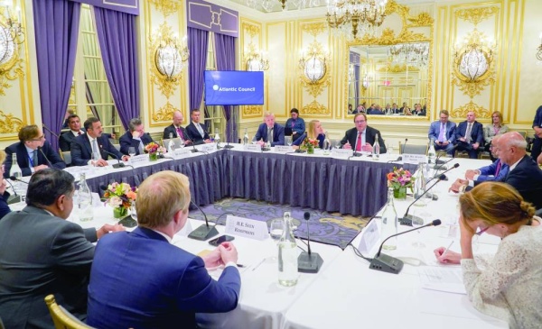 عبدالله بن أحمد: أمن المنطقة واستقرارها أولوية في السياسة الخارجية للبحرين