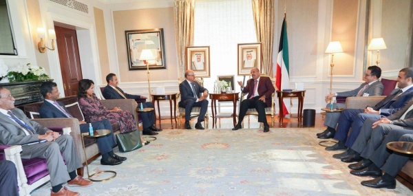 رئيس الوزراء الكويتي يستقبل وزير الخارجية