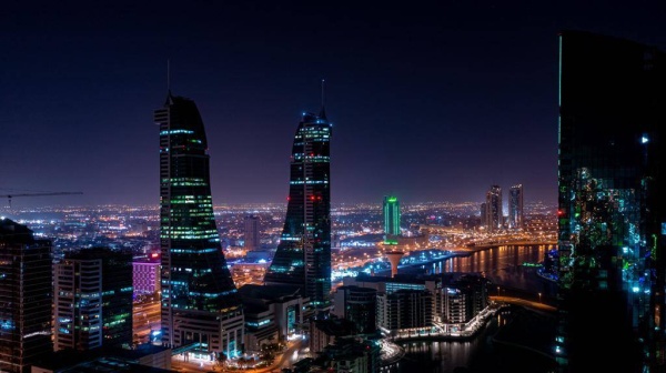 مباني البحرين ومعالمها تزدان باللون الأخضر احتفالاً باليوم الوطني السعودي